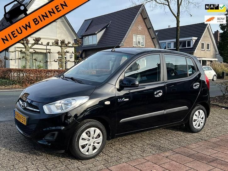 Zwart (metallic) Occasion 2014 Hyundai i10 Hatchback | € 5.280 (Eerlijke prijs) - Afbeelding 1/3
