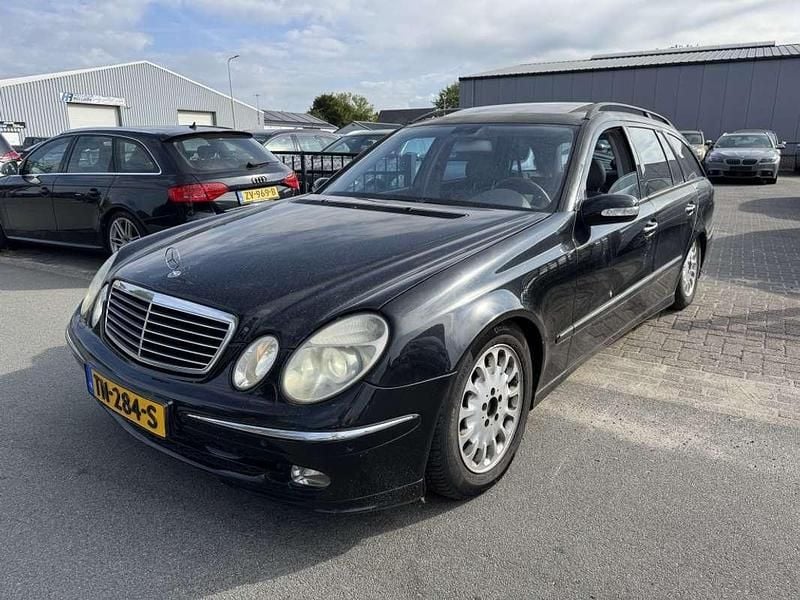 Zwart Gebruikt 2003 Mercedes E320 Stationwagen | € 1.950 - Afbeelding 1/4