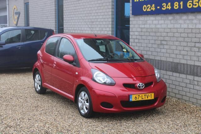 Rood Gebruikt 2010 Toyota Aygo Hatchback | € 3.490 (Eerlijke prijs) - Afbeelding 1/4