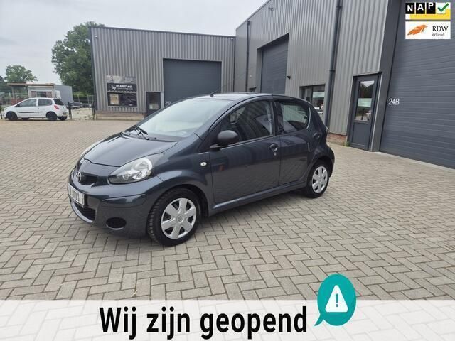 Grijs Gebruikt 2010 Toyota Aygo Hatchback | € 2.995 (Eerlijke prijs) - Afbeelding 1/4