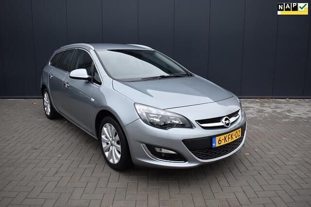 Grijs (metallic) Gebruikt 2013 Opel Astra Cosmo Stationwagen | € 6.950 (Eerlijke prijs) - Afbeelding 1/4