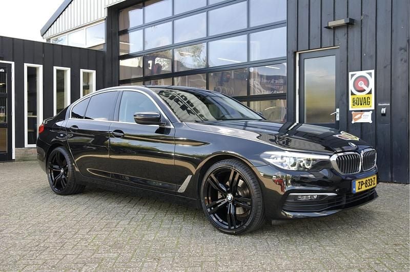 Zwart Gebruikt 2019 BMW 520 Executive Sedan | € 24.589 (Goede deal) - Afbeelding 1/4