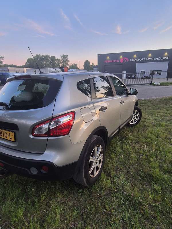 Grijs Gebruikt 2010 Nissan Qashqai Visia SUV | € 6.700 (Eerlijke prijs) - Afbeelding 1/4