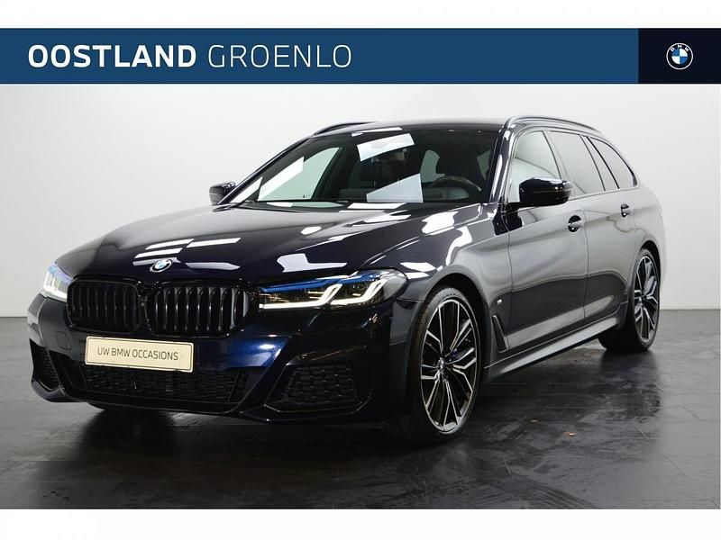 M carbonschwarz (donker zwart metallic) Gebruikt 2021 BMW 540 Executive Stationwagen | € 53.850 (Eerlijke prijs) - Afbeelding 1/4