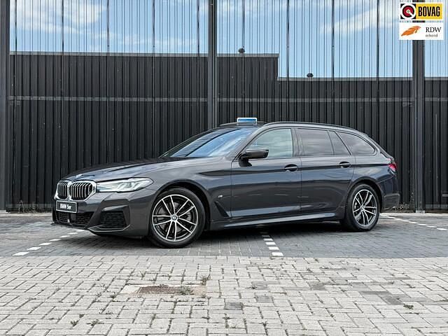 Grijs Gebruikt 2021 BMW 520 Comfort Edition Stationwagen | € 38.990 (Duur) - Afbeelding 1/4