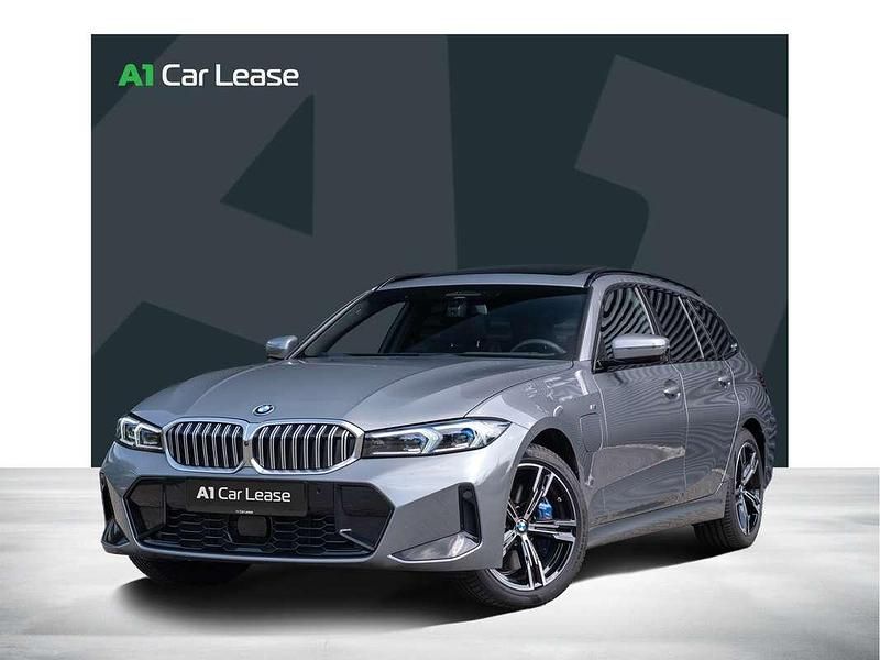 Grijs Gebruikt 2024 BMW 330e M Sport Stationwagen | € 59.845 (Duur) - Afbeelding 1/4