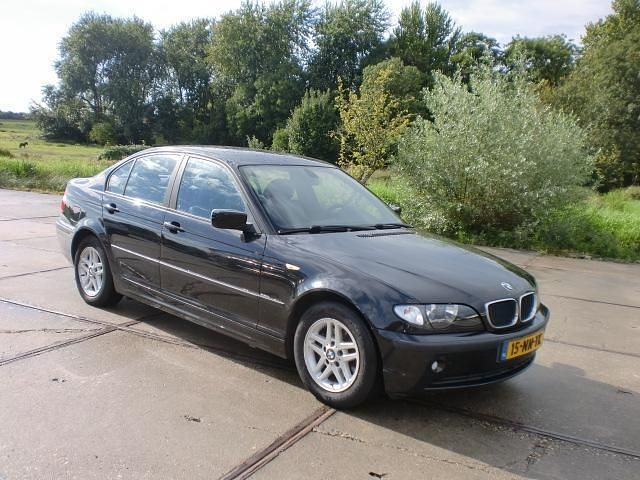 Zwart (metallic) Gebruikt 2004 BMW 316 Sedan | € 1.950 (Goede deal) - Afbeelding 1/4