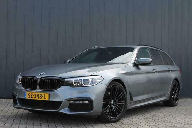 Grijs, metallic lak Gebruikt 2018 BMW 520 Executive Stationwagen | € 29.999 (Duur) - Afbeelding 1/4