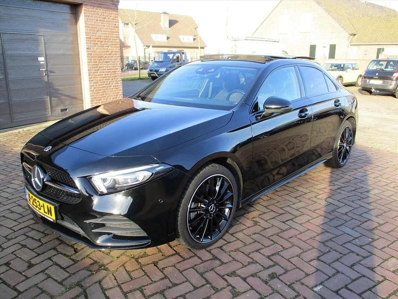 Zwart (metallic) Occasion 2021 Mercedes A250 AMG line Sedan | € 28.750 (Eerlijke prijs) - Afbeelding 1/4
