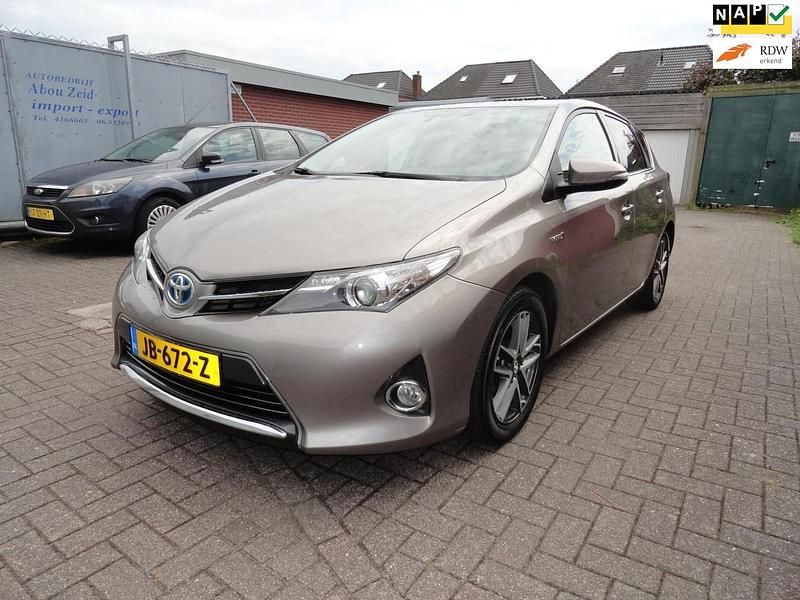 Bruin (metallic) Gebruikt 2015 Toyota Auris Hybrid Hatchback | € 8.950 (Super prijs) - Afbeelding 1/4