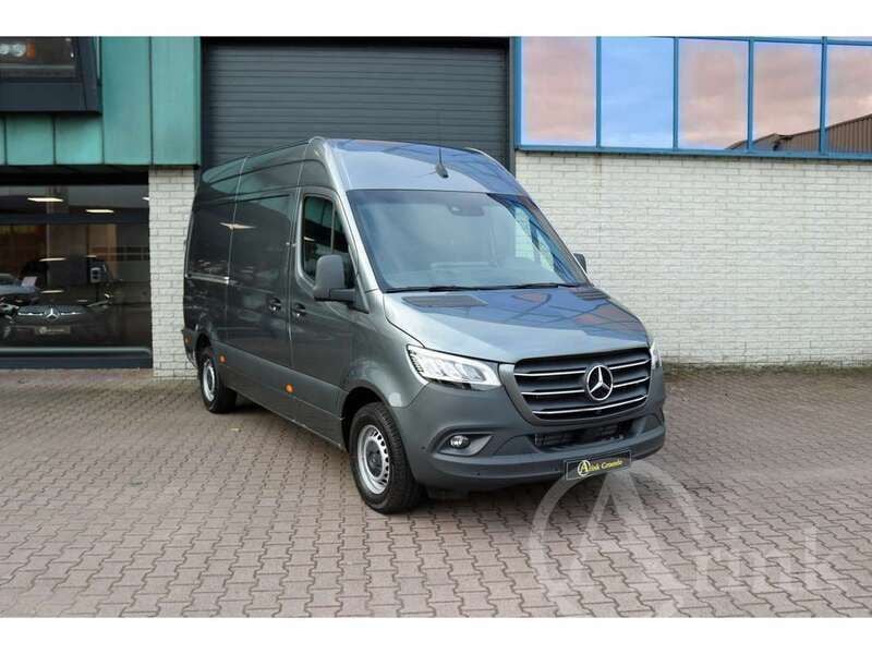 Grijs Gebruikt 2023 Mercedes Sprinter Van | € 56.750 (Duur) - Afbeelding 1/3