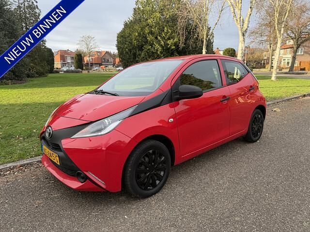 Rood Gebruikt 2017 Toyota Aygo Hatchback | € 5.943 (Goede deal) - Afbeelding 1/4