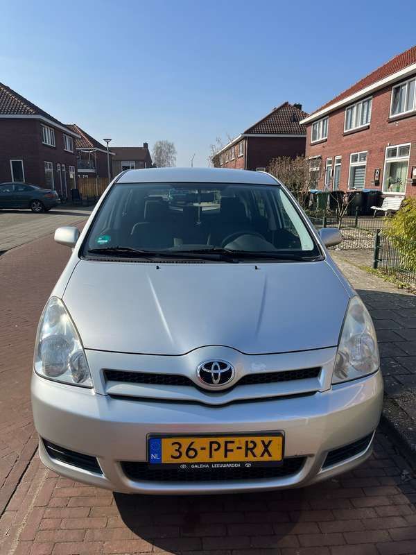Grijs Gebruikt 2004 Toyota Corolla Verso Terra MPV | € 3.100 (Eerlijke prijs) - Afbeelding 1/4