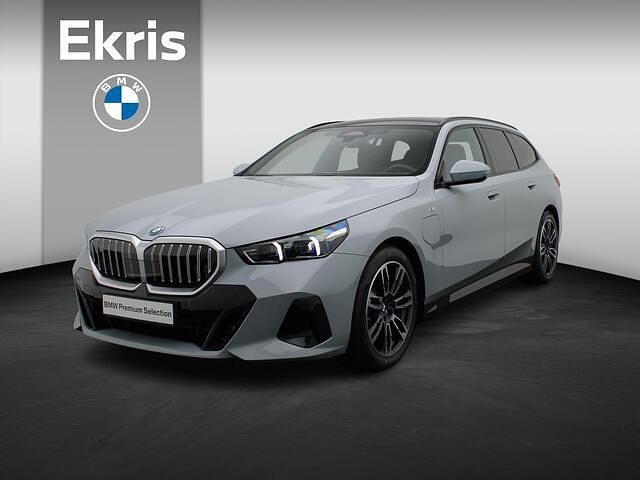 Grijs Gebruikt 2025 BMW 530e M Sport Stationwagen | € 65.900 - Afbeelding 1/4