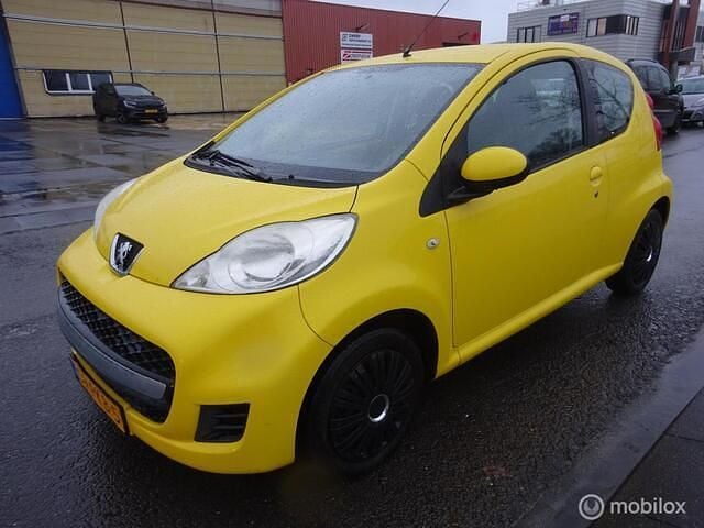 Geel Gebruikt 2011 Peugeot 107 Hatchback | € 1.750 (Eerlijke prijs) - Afbeelding 1/4