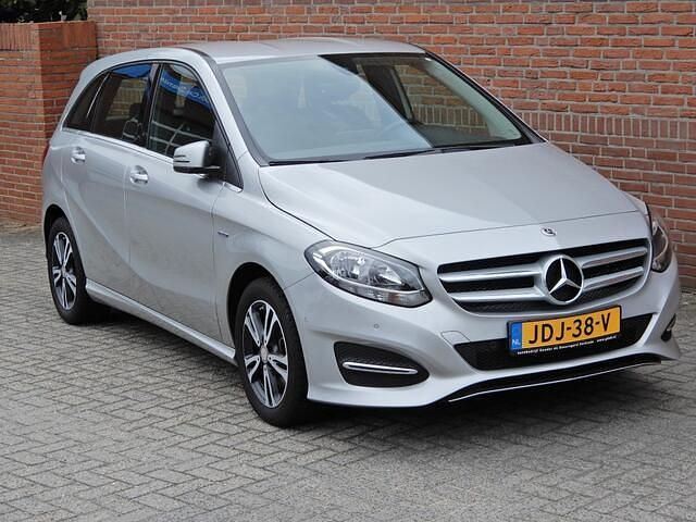 Grijs Gebruikt 2016 Mercedes B180 Prestige MPV | € 18.950 (Iets duurder) - Afbeelding 1/4