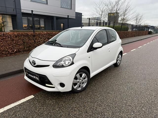 Wit Occasion 2014 Toyota Aygo Hatchback | € 5.495 (Goede deal) - Afbeelding 1/4