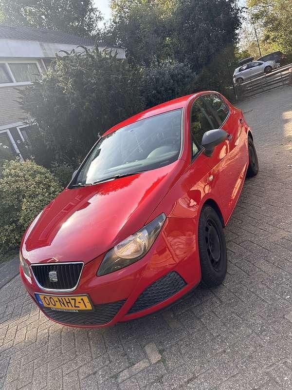 Rood Gebruikt 2010 Seat Ibiza MPV | € 3.500 (Goede deal) - Afbeelding 1/4