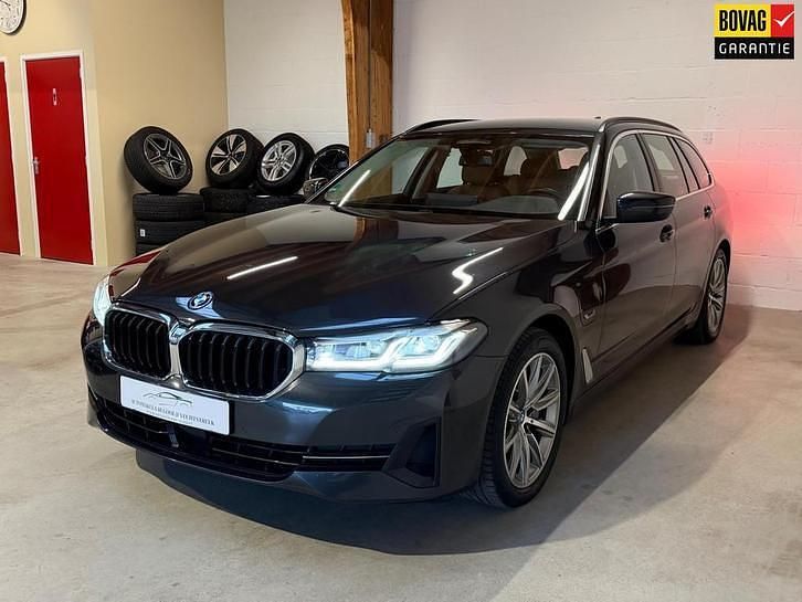Grijs Occasion 2022 BMW 530e Sport Line Stationwagen | € 33.995 (Super prijs) - Afbeelding 1/4
