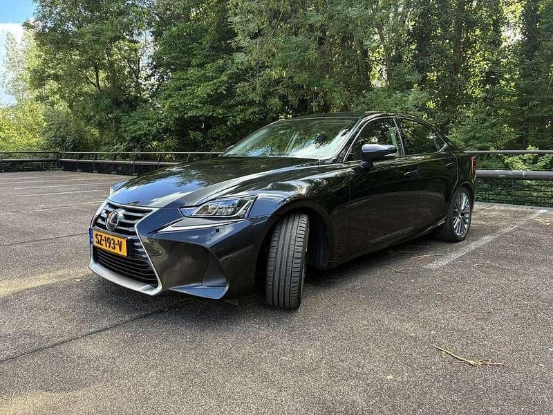Zwart Gebruikt 2018 Lexus IS300h Luxury Line Sedan | € 26.700 (Eerlijke prijs) - Afbeelding 1/4