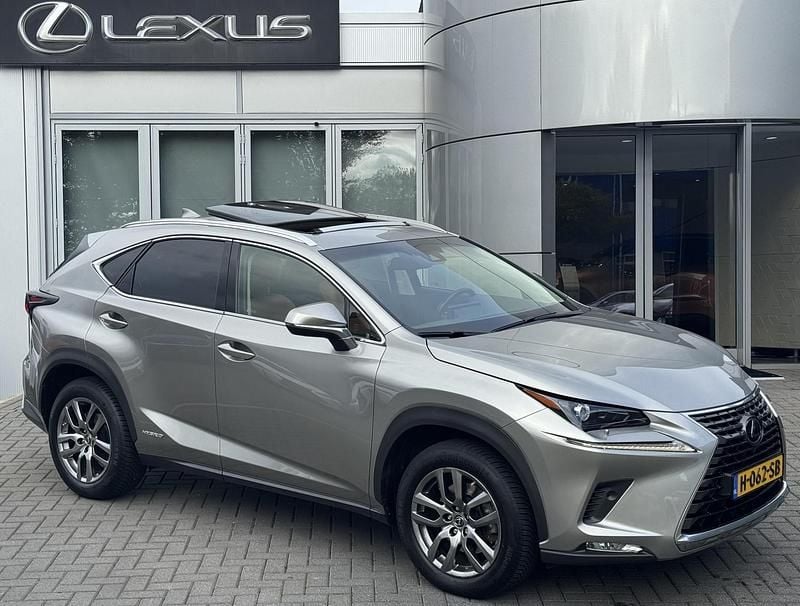 Grijs Gebruikt 2018 Lexus NX300h Luxury Line SUV | € 29.640 (Eerlijke prijs) - Afbeelding 1/4