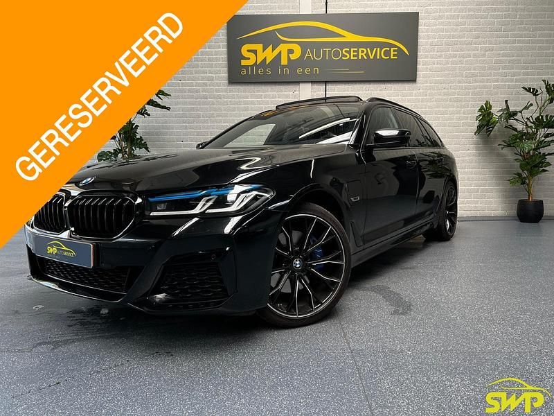 Zwart Gebruikt 2023 BMW 530e M Sport Stationwagen | € 45.950 (Eerlijke prijs) - Afbeelding 1/4