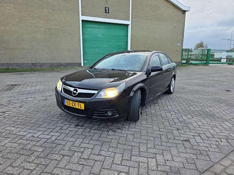 Zwart Occasion 2008 Opel Vectra Executive Hatchback | € 2.800 (Eerlijke prijs) - Afbeelding 1/4