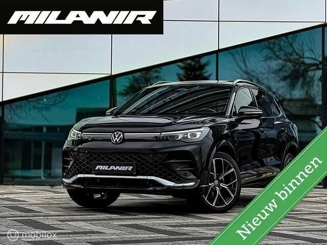Zwart Gebruikt 2024 VW Tiguan R-line SUV | € 48.945 (Super prijs) - Afbeelding 1/4