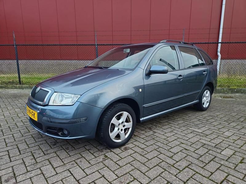 Grijs Occasion 2004 Skoda Fabia Elegance Stationwagen | € 1.299 (Eerlijke prijs) - Afbeelding 1/4