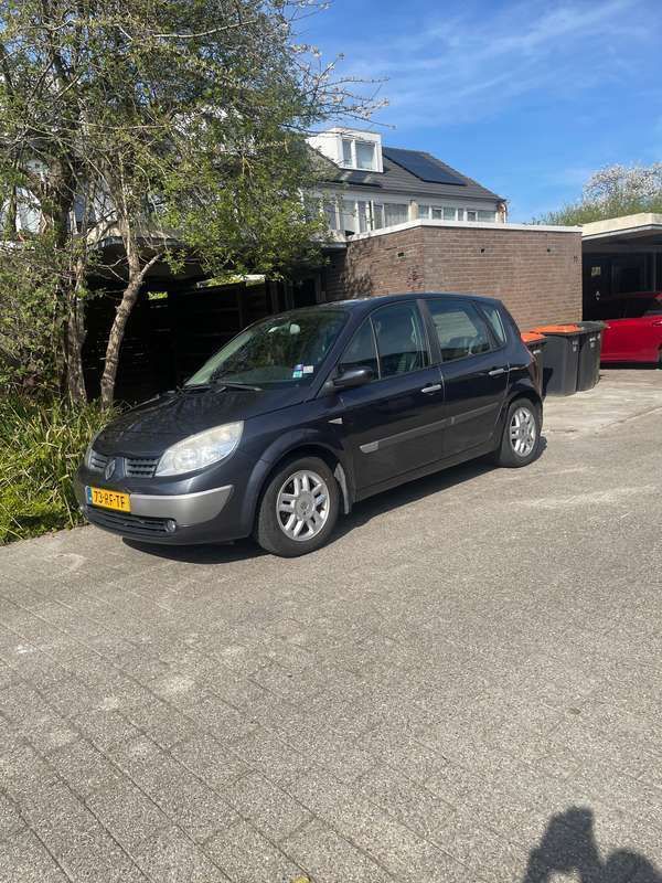 Grijs Gebruikt 2005 Renault Mégane II Luxe MPV | € 750 (Eerlijke prijs) - Afbeelding 1/4