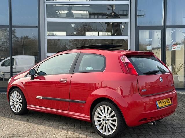 Occasion Fiat Grande Punto 95 PK (69 kW) 2006 Rood Hatchback