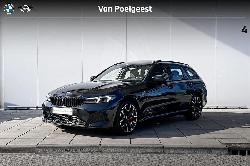 Saphirschwarz metallic (475) (zwart metallic) Gebruikt 2024 BMW 330e Basis Stationwagen | € 55.900 - Afbeelding 1/4