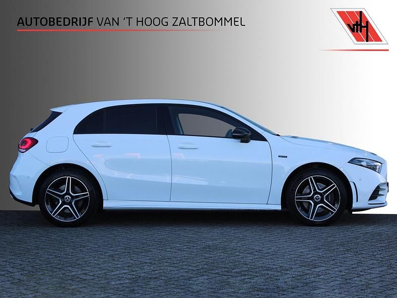 Wit Gebruikt 2020 Mercedes A250 AMG line Hatchback | € 24.900 (Eerlijke prijs) - Afbeelding 1/4