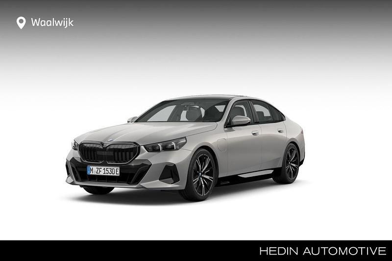 Grijs Nieuw 2026 BMW 530e M Sport Sedan | € 87.462 (Eerlijke prijs) - Afbeelding 1/4