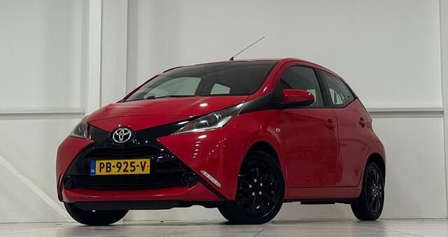 Rood Gebruikt 2016 Toyota Aygo X-play Hatchback | € 7.744 (Goede deal) - Afbeelding 1/3