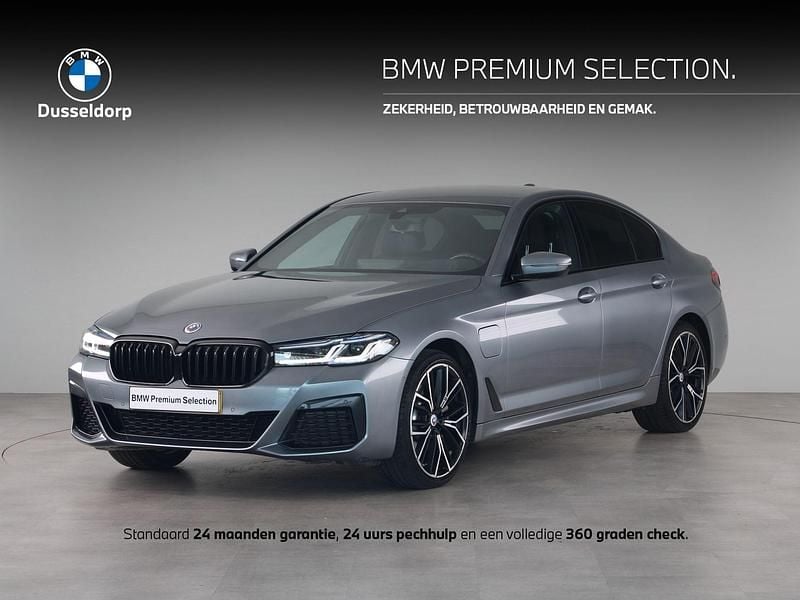 Grijs Gebruikt 2022 BMW 530e M Sport Sedan | € 40.900 (Iets duurder) - Afbeelding 1/4