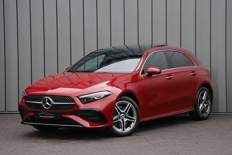 Rood (metallic) Gebruikt 2024 Mercedes A250 AMG Hatchback | € 35.950 (Eerlijke prijs) - Afbeelding 1/4