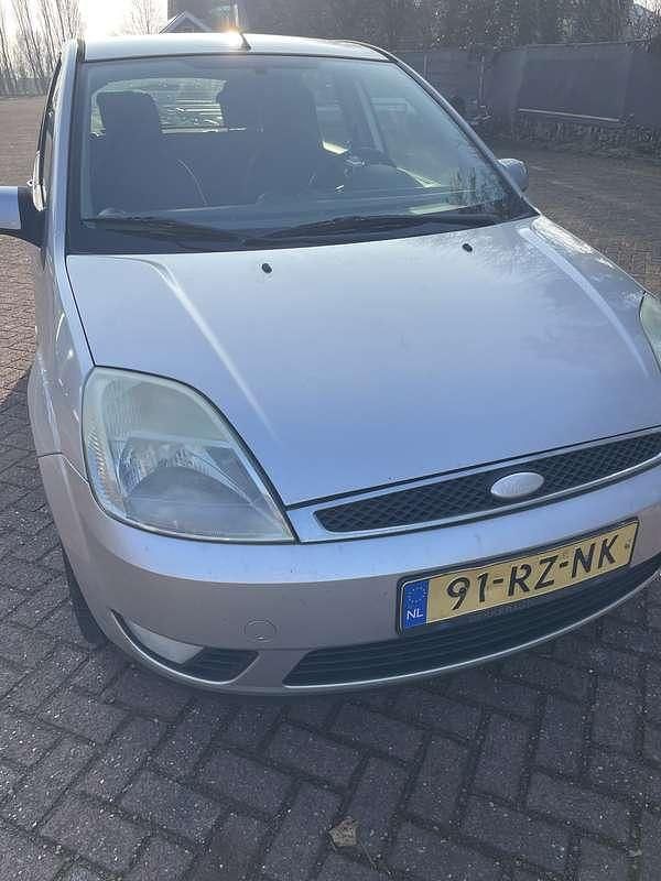 Grijs Occasion 2005 Ford Fiesta Futura Hatchback | € 975 (Goede deal) - Afbeelding 1/4