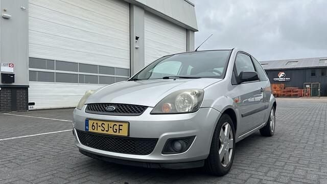 Grijs Gebruikt 2006 Ford Fiesta Futura Hatchback | € 1.950 (Eerlijke prijs) - Afbeelding 1/4