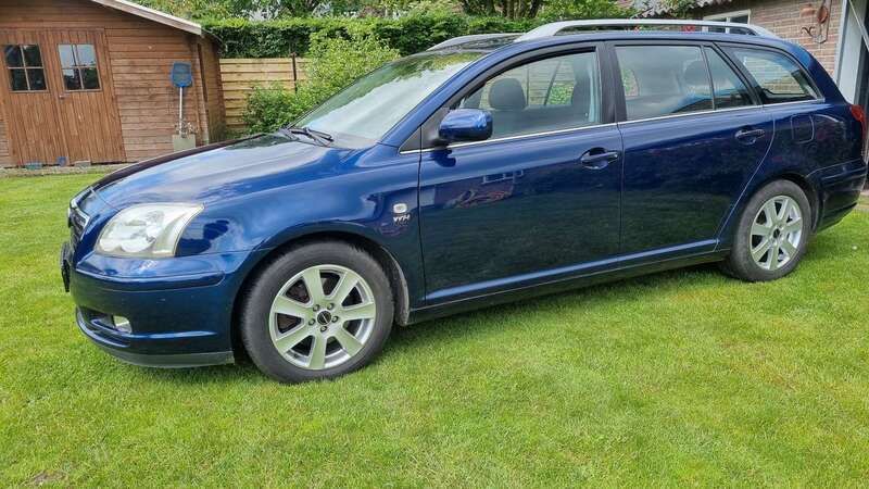 Blauw Gebruikt 2006 Toyota Avensis Sol Hatchback | € 3.750 (Eerlijke prijs) - Afbeelding 1/4