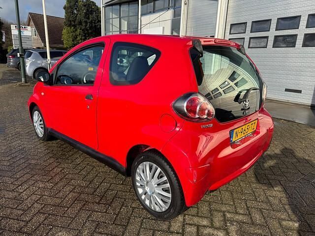 Occasion Toyota Aygo 68 PK (50 kW) 2010 Rood Hatchback