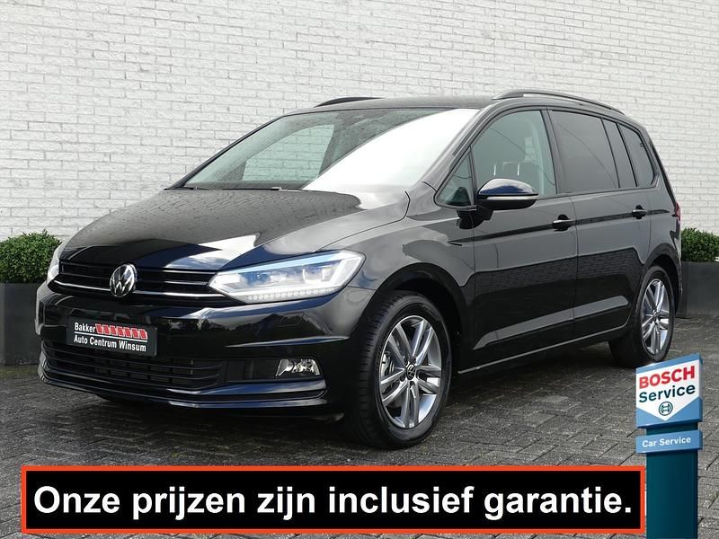 Zwart (metallic) Occasion 2025 VW Touran MPV | € 39.950 (Iets duurder) - Afbeelding 1/4