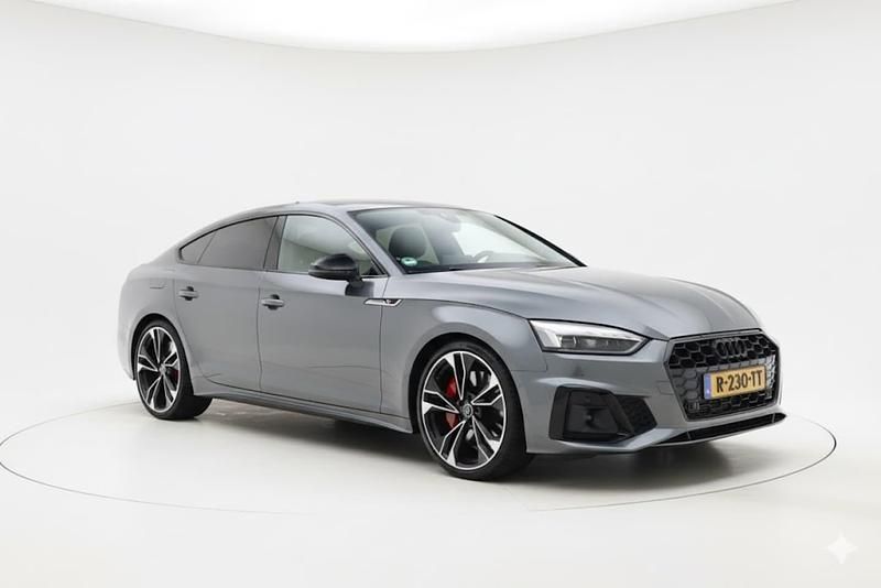 Grijs (metallic) Occasion 2022 Audi A5 Sportback S-Line Hatchback | € 35.995 (Eerlijke prijs) - Afbeelding 1/4