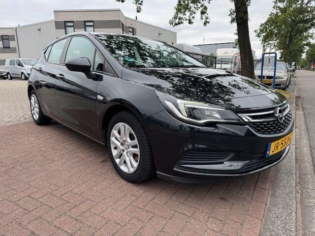 Zwart Gebruikt 2016 Opel Astra Edition Hatchback | € 6.950 (Eerlijke prijs) - Afbeelding 1/4