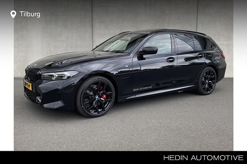 Zwart Nieuw 2025 BMW 330e Stationwagen | € 70.880 - Afbeelding 1/4