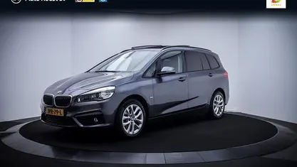 Grijs (metallic) Gebruikt 2017 BMW 220 Sport Line MPV | € 19.750 (Eerlijke prijs)