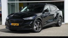 Zwart, metallic lak Gebruikt 2022 Ford Mustang Mach-E SUV | € 32.995 (Goede deal)