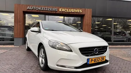 Wit Gebruikt 2015 Volvo V40 Momentum Hatchback | € 8.900 (Goede deal)