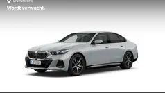 Grijs Gebruikt 2025 BMW 550e M Sport Sedan | € 83.895 (Super prijs)