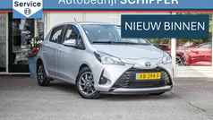 Grijs Gebruikt 2017 Toyota Yaris Hybrid Hatchback | € 13.950 (Eerlijke prijs)